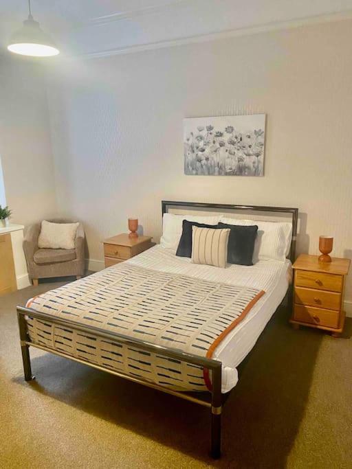 Bright 2 Bedroom Apartment Near Seafront Central 彭赞斯 外观 照片